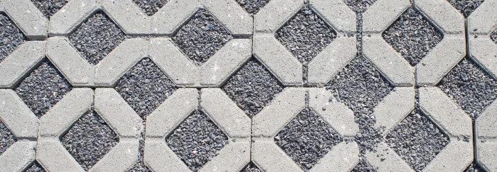 Pflasterfläche mit Kiesfüllung